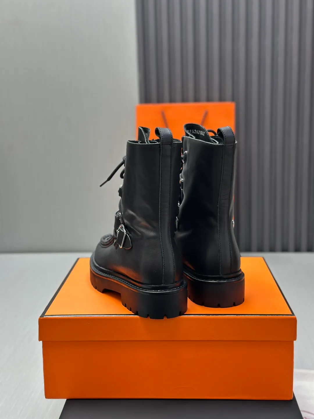 👟👟Ex-factory price 820👟👟 Hermes Martin boots fe new arrival~ Autumn and winter new Bouncing Martin boots casual shoes, the most comfortable shoes from Hermès, no one else⃣️, very light on the feet and good-looking, you will not feel tired when you go shopping and running around👍 The cowhide stitching feels good, very beautiful and versatile, very light and comfortable Hermès GD9321 is perfect for both sports and leisure. It feels great when you step on it! ✔️Fabric: Imported cowhide ✔️Inner lining: Imported silk sheepskin for lining insoles ✔️Outsole: Seamless combination of IP+TPU (multi-color letters) German technology irradiation machine ✔️Size: #35-40 code 🎁Top quality, simultaneous full set of packaging